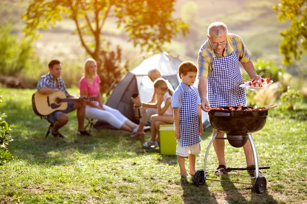 Gelukkige familie camping en het maken van de bbq — Stockfoto