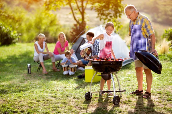 Famiglia pasto grigliate — Foto Stock