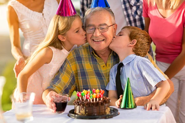 Verjaardagsfeestje voor opa — Stockfoto