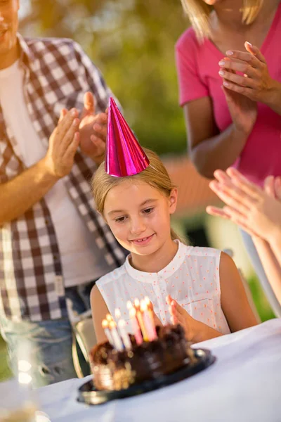 Chica con sombrero de fiesta y pastel de cumpleaños — Foto de Stock