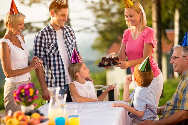 Pastel de cumpleaños para la familia feliz — Foto de Stock