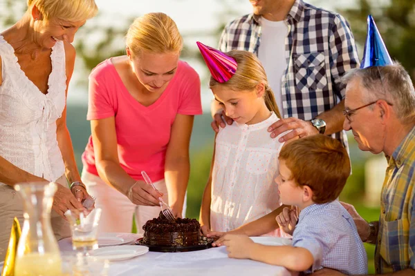 Família comendo o bolo de aniversário — Fotografia de Stock