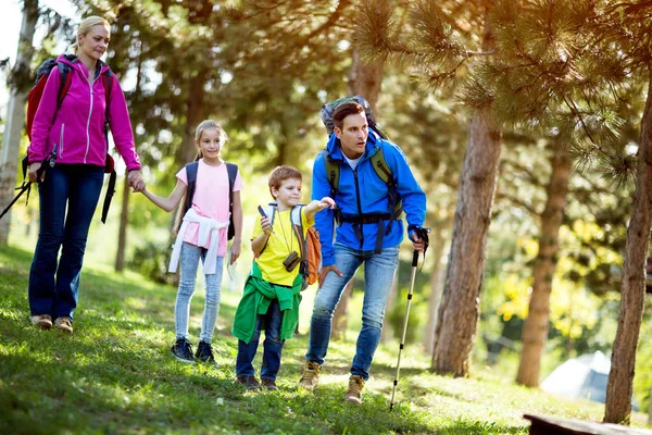 Padres e hijos en un día de aventura — Foto de Stock