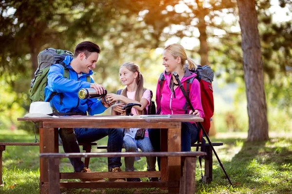 Child is very thirsty from hiking — Stock Photo, Image