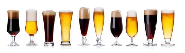 Набор кружек и стаканов со светлым и темным пивом на белом фоне — стоковое фото