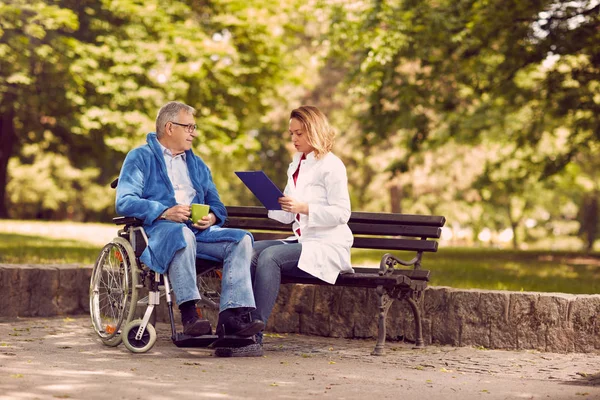 Tekerlekli sandalye hastalığı üst düzey hastanın geçmişini kontrol