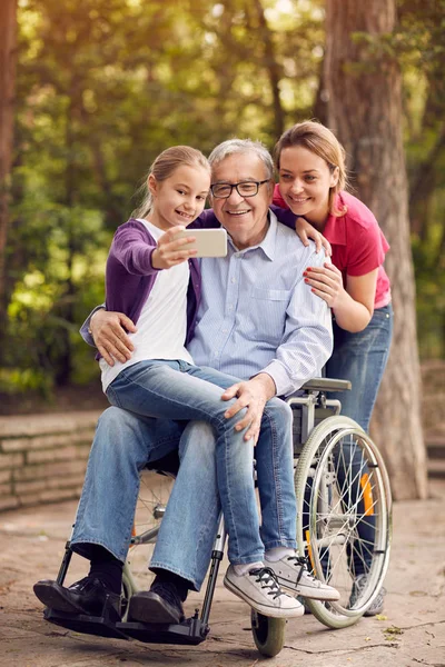 Selfie familial temps petite-fille, fille et homme handicapé — Photo
