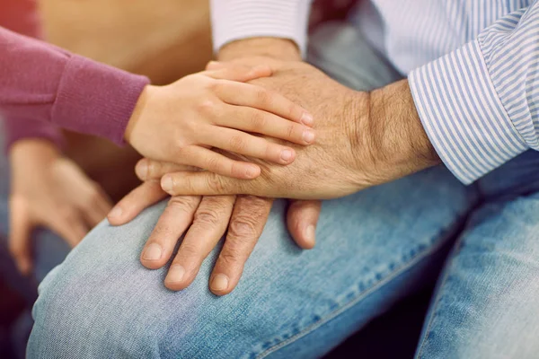 Zorg voor ouderen in rolstoel — Stockfoto