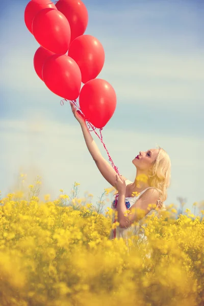 黄色字段放手一束气球的女孩 — 图库照片