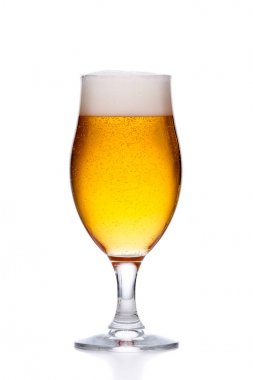 Hafif soğuk bira üzerinde beyaz izole köpük bardak