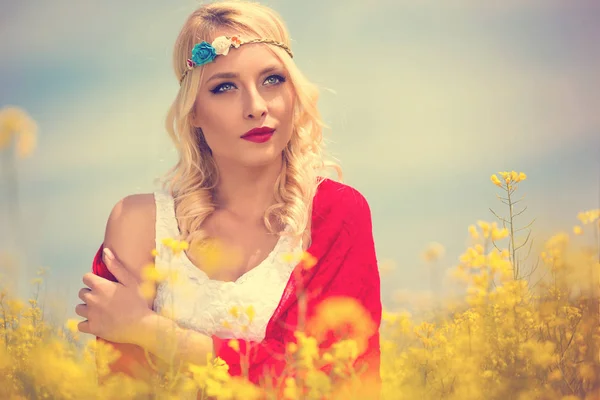 Mooie hippie meisje in veld — Stockfoto
