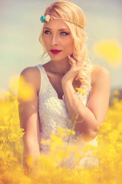 Όμορφη ξανθιά γυναίκα σε κίτρινο πεδίο — Φωτογραφία Αρχείου