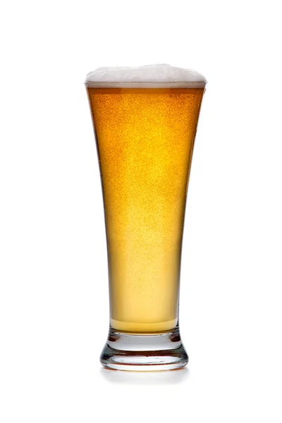 Sticlă de bere rece cu spumă izolată — Fotografie, imagine de stoc