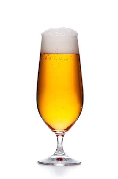 Элегантный стакан холодного пива с изолированной пеной — стоковое фото