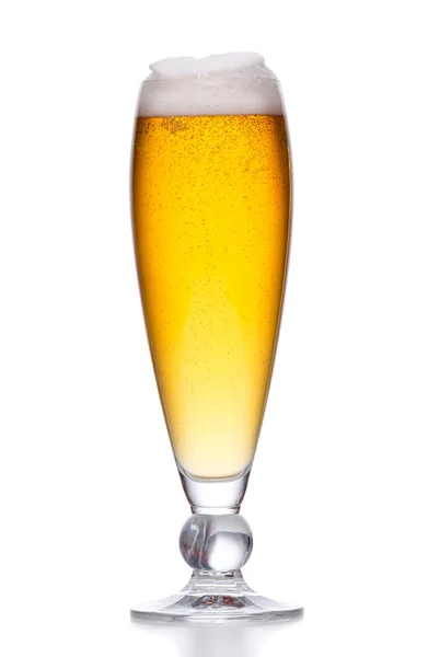 Pivní sklenice naplněné světlé pivo. Celoskleněné s pěnou na bílém — Stock fotografie