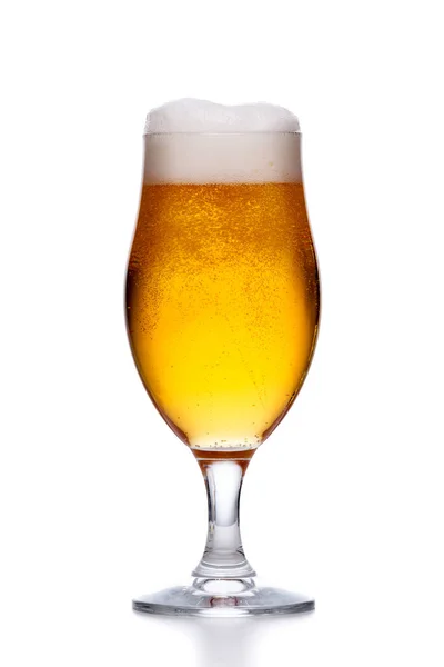 Copo de cerveja fresca leve com espuma isolada em branco — Fotografia de Stock