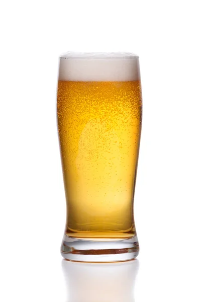 白泡と光のビールの冷ややかなガラス — ストック写真