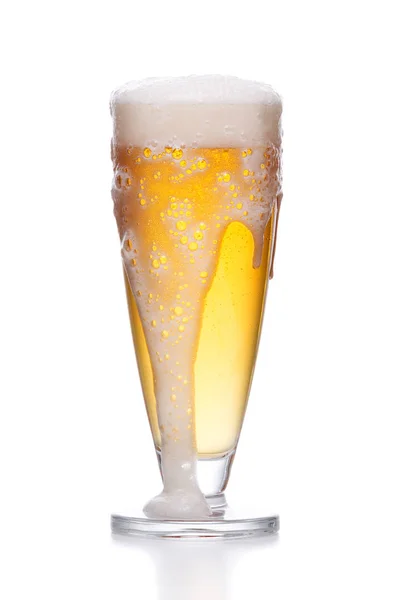 Lager beer in a glass beaker with fresh bubbling foam alcoholic — Stock Photo, Image