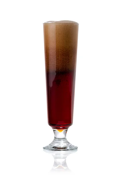 Elegancki kieliszek zimnego ciemnego piwa z pianki na białym tle — Zdjęcie stockowe