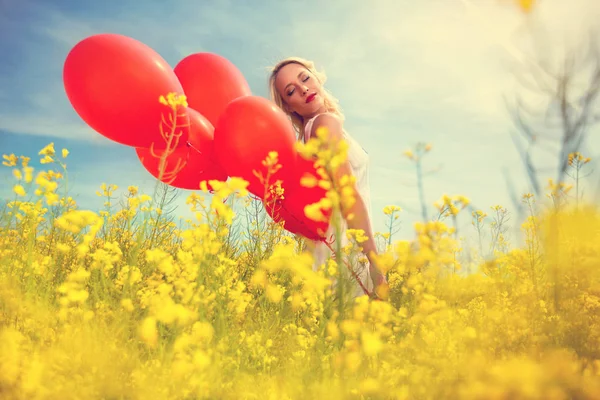 Krásná smyslná dívka s balónky — Stock fotografie