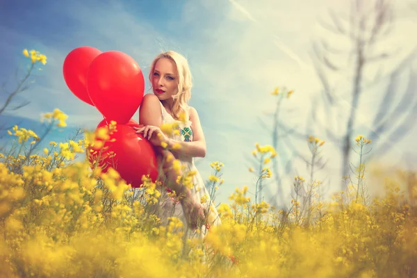 Beauty sensual woman  in the meadow — Stock Photo, Image