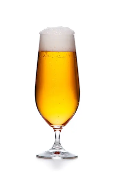 Elegantes Glas kaltes Bier mit Schaumstoff isoliert — Stockfoto