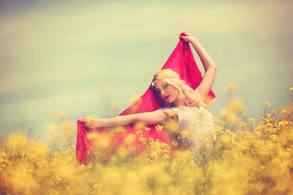 Belle fille en robe blanche dans le champ de printemps, concept liberté — Photo