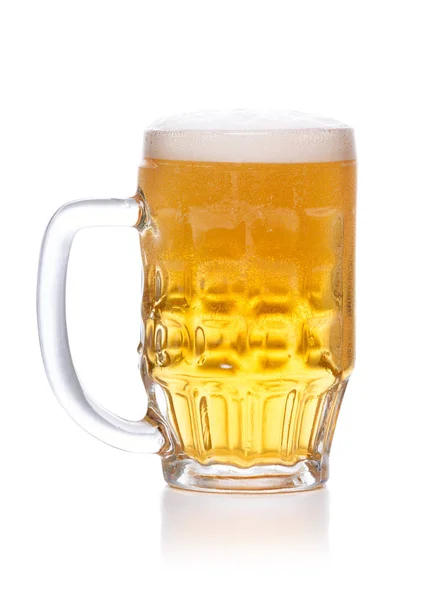 Frostiger Becher leichtes Bier mit Schaum auf weißem Grund — Stockfoto