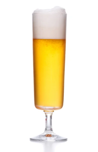 Frosty light bier met schuim op wit — Stockfoto