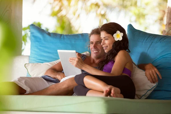 Couple relaxing with electronic tablet — Stock Photo, Image