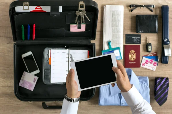 Organisation auf dem Tablet für Reisen — Stockfoto