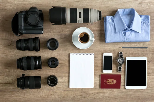 Fotograf bereitet sich auf die Reise vor — Stockfoto