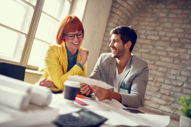 Yeni proje beyin fırtınası içinde yaratıcı iş adamları