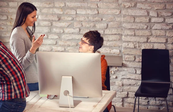 Mujeres de diseño que trabajan usando el ordenador en un nuevo proyecto — Foto de Stock