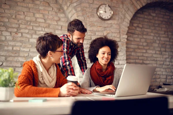 Personas de diseño con líder hombre en la reunión — Foto de Stock