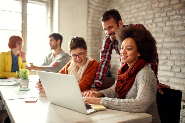 Mitarbeiter arbeiten gemeinsam an einem Projekt — Stockfoto