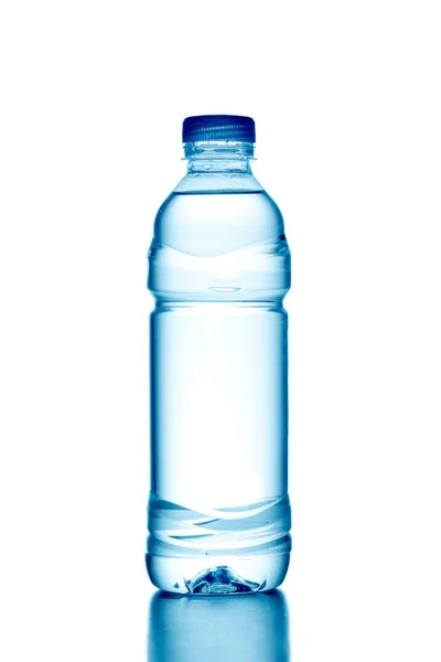 Zoet water spatten uit fles — Stockfoto