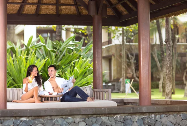 Paar genießt in wunderschöner Ferienanlage — Stockfoto