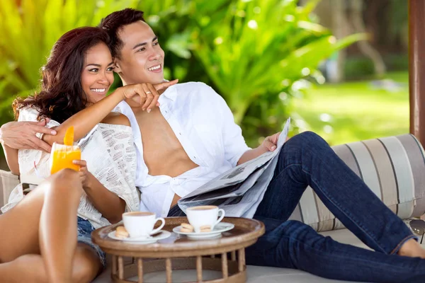 Lyckligt leende par njuta tillsammans — Stockfoto