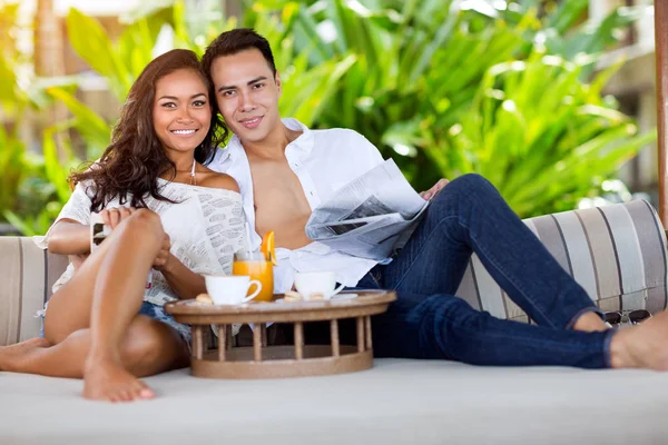 Pareja guapo en tropical resort — Foto de Stock