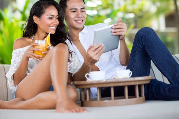 Casal desfrutar em tecnologia moderna em férias — Fotografia de Stock