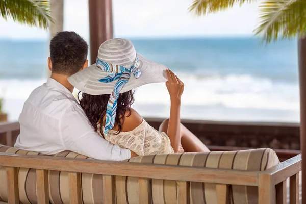 Casal em uma praia tropical no salão de chaise — Fotografia de Stock