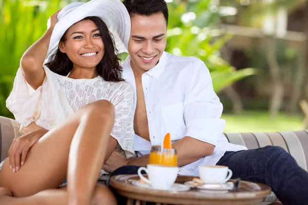 Aziatische jonge paar genieten in de zomervakantie — Stockfoto