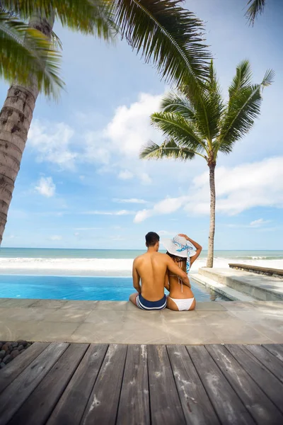 Szerelmesek romantikus nyaralás egy trópusi tengerparton — Stock Fotó