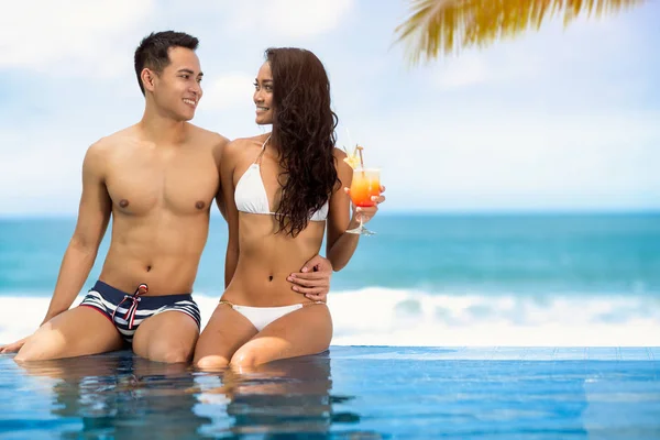 Романтическая пара, расслабляющая возле бассейна — стоковое фото