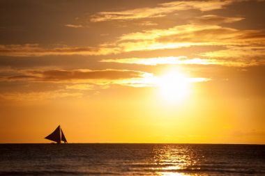 Yelkenli deniz günbatımı manzara