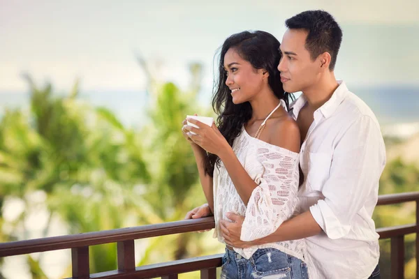 Jeune couple passe du temps sur la terrasse — Photo