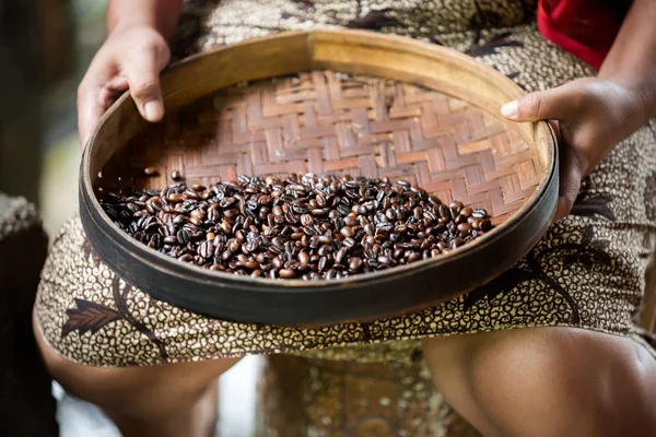 Ручное производство кофе копи лувак — стоковое фото