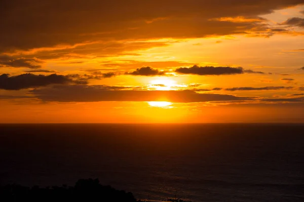 Orangefarbener Sonnenuntergang am Meer — Stockfoto