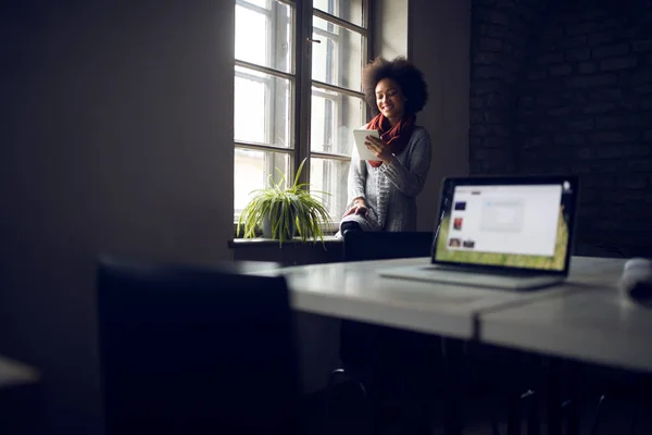 Negócio menina africana em pausa tablet — Fotografia de Stock